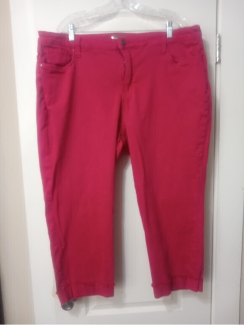 Bright Pink Cropped Pants | Comfy | Perfect for spring or summer outings GUC